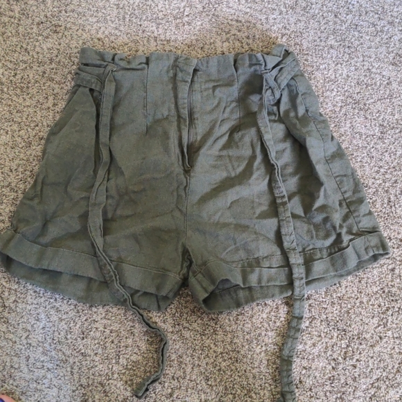 Ci Sono Pants - Green linen shorts
